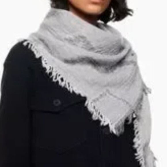 ARITZIA Wilfred Diamond Mosaic Triangle Scarf - Picture 1 of 6